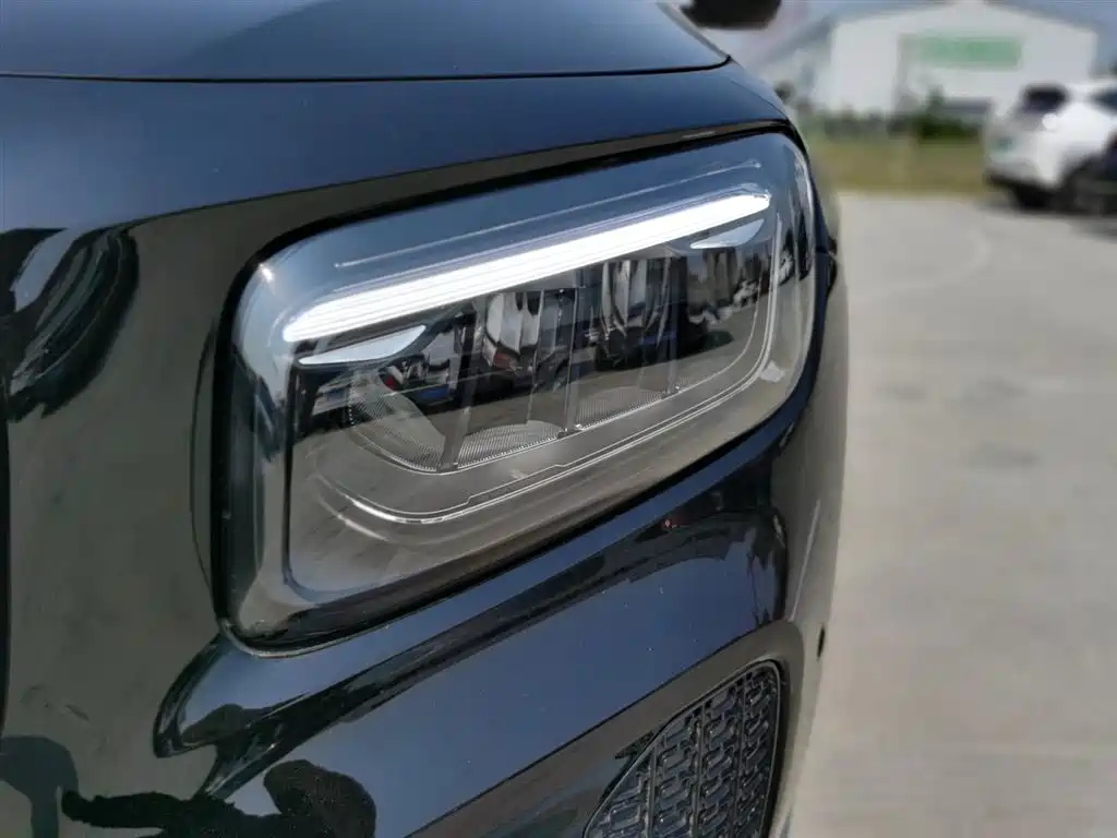 MERCEDES BENZ GLB 2024