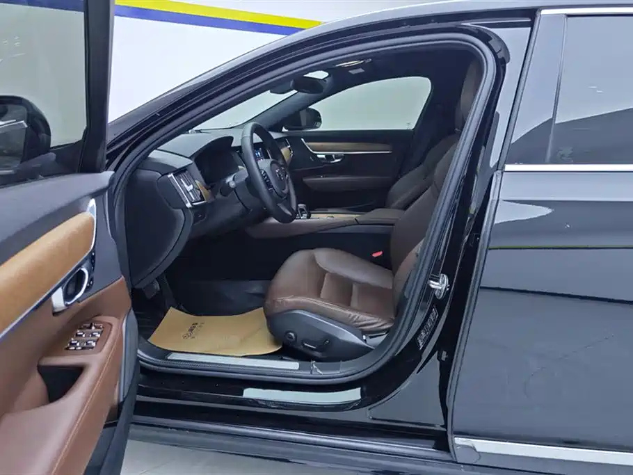 VOLVO S90 2023