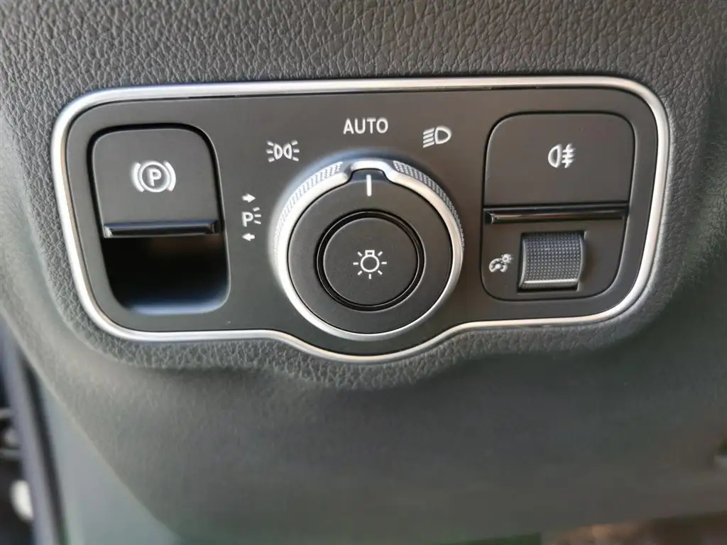 MERCEDES BENZ GLB 2024