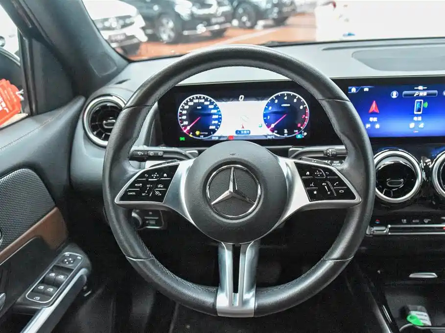 MERCEDES BENZ GLB 2024