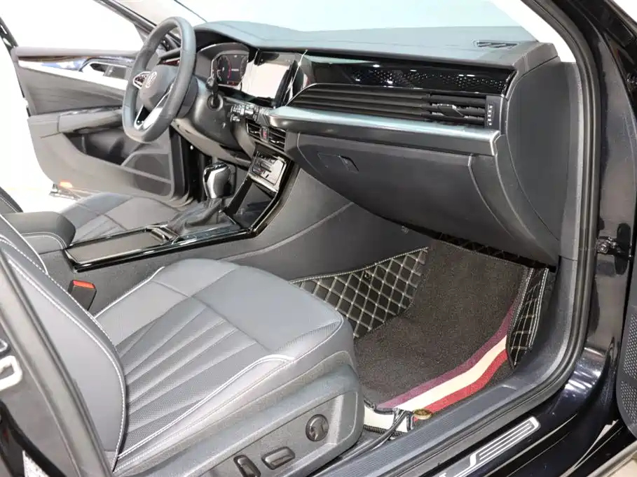 VOLKSWAGEN PASSAT 2024
