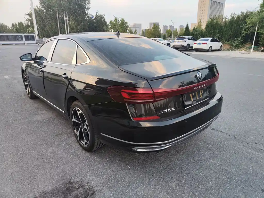 VOLKSWAGEN PASSAT 2024