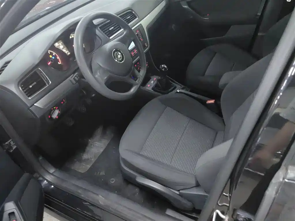 VOLKSWAGEN LAVIDA 2015