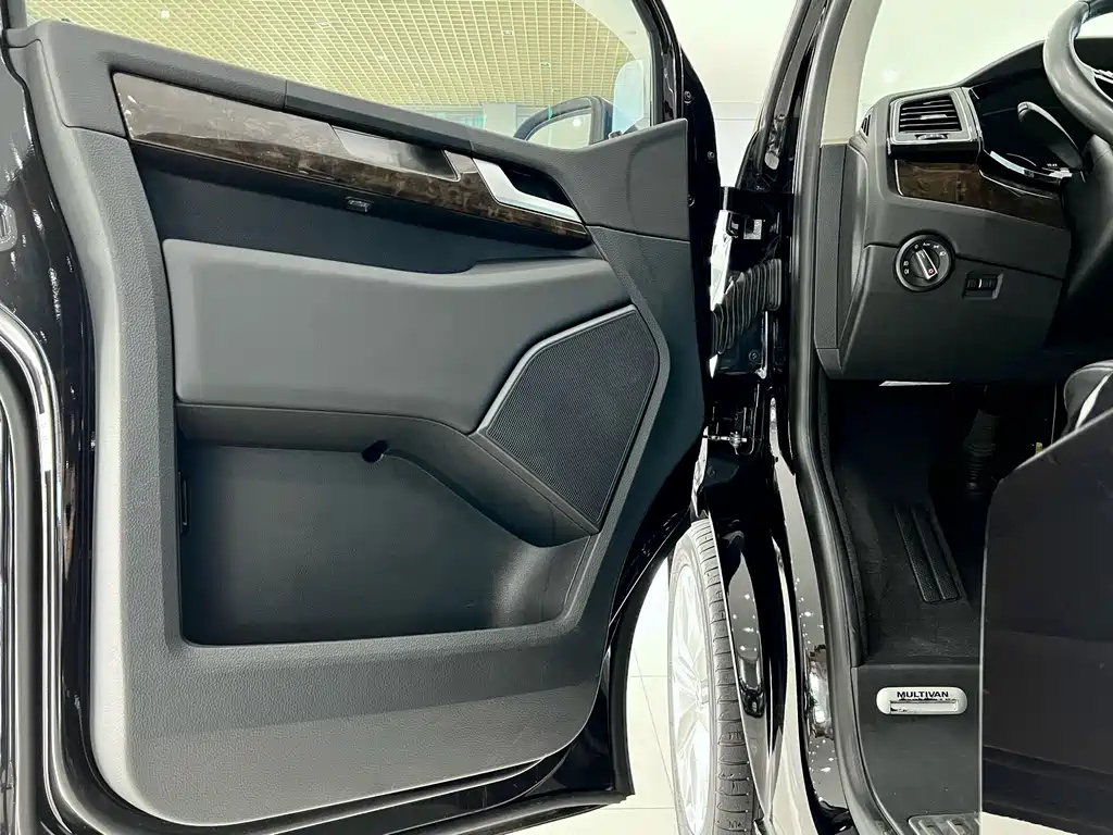 VOLKSWAGEN MULTIVAN 2019