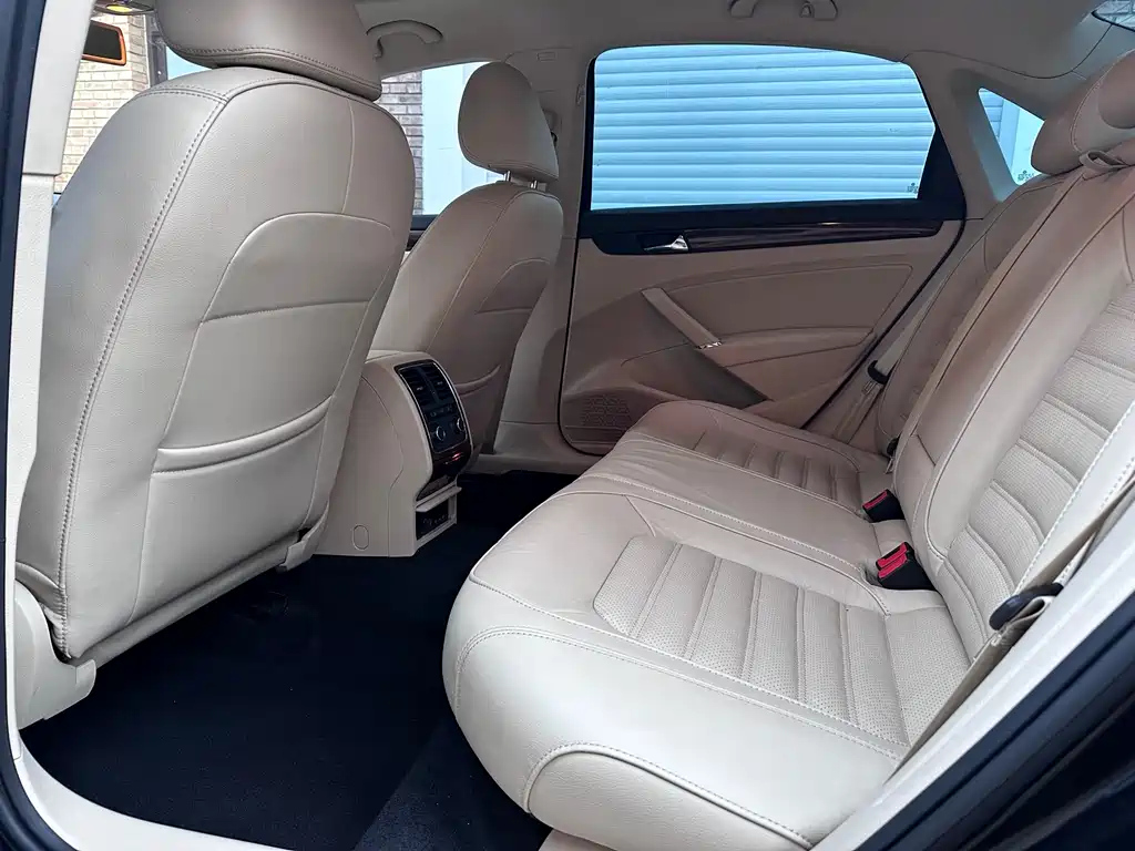 VOLKSWAGEN PASSAT 2012
