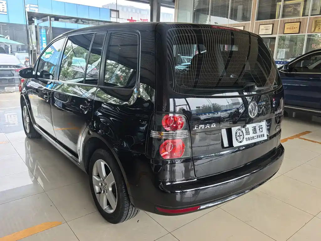 VOLKSWAGEN TOURAN 2013