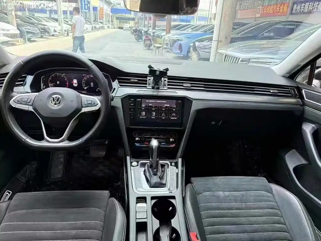 VOLKSWAGEN MAGOTAN 2020