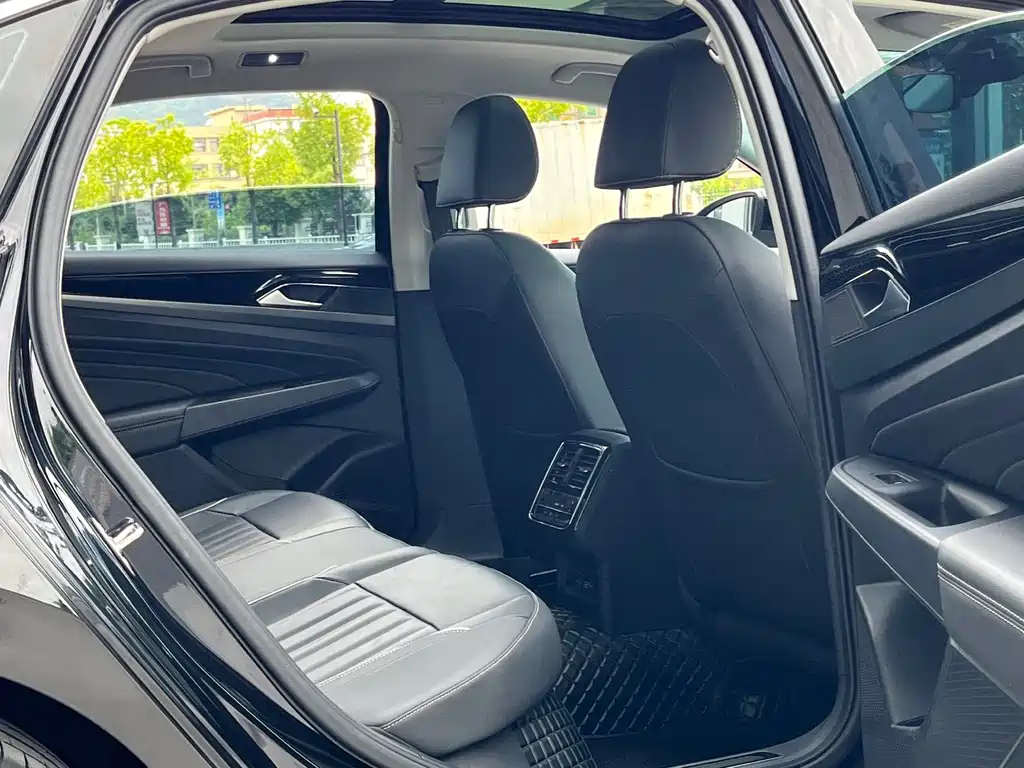 VOLKSWAGEN PASSAT 2023