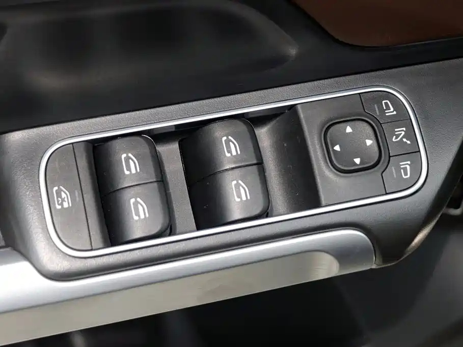 MERCEDES BENZ GLB 2025