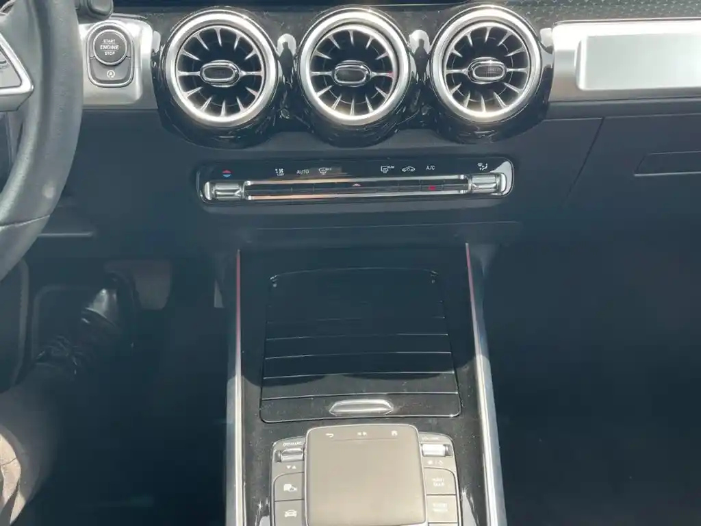 MERCEDES BENZ GLB 2024