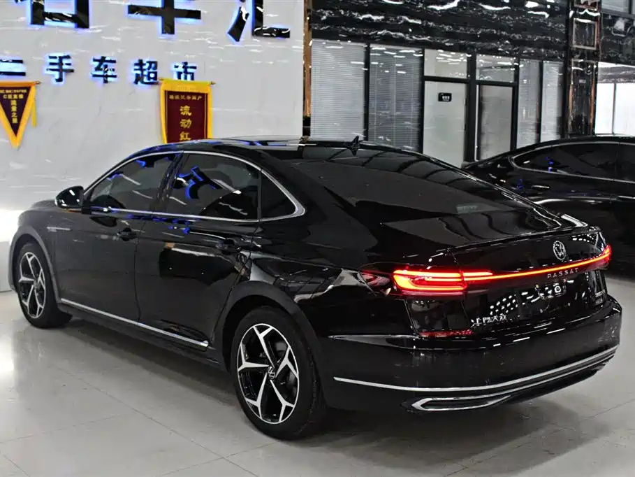 VOLKSWAGEN PASSAT 2025