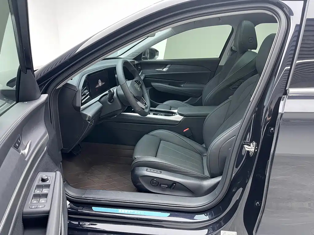 VOLKSWAGEN PASSAT 2025
