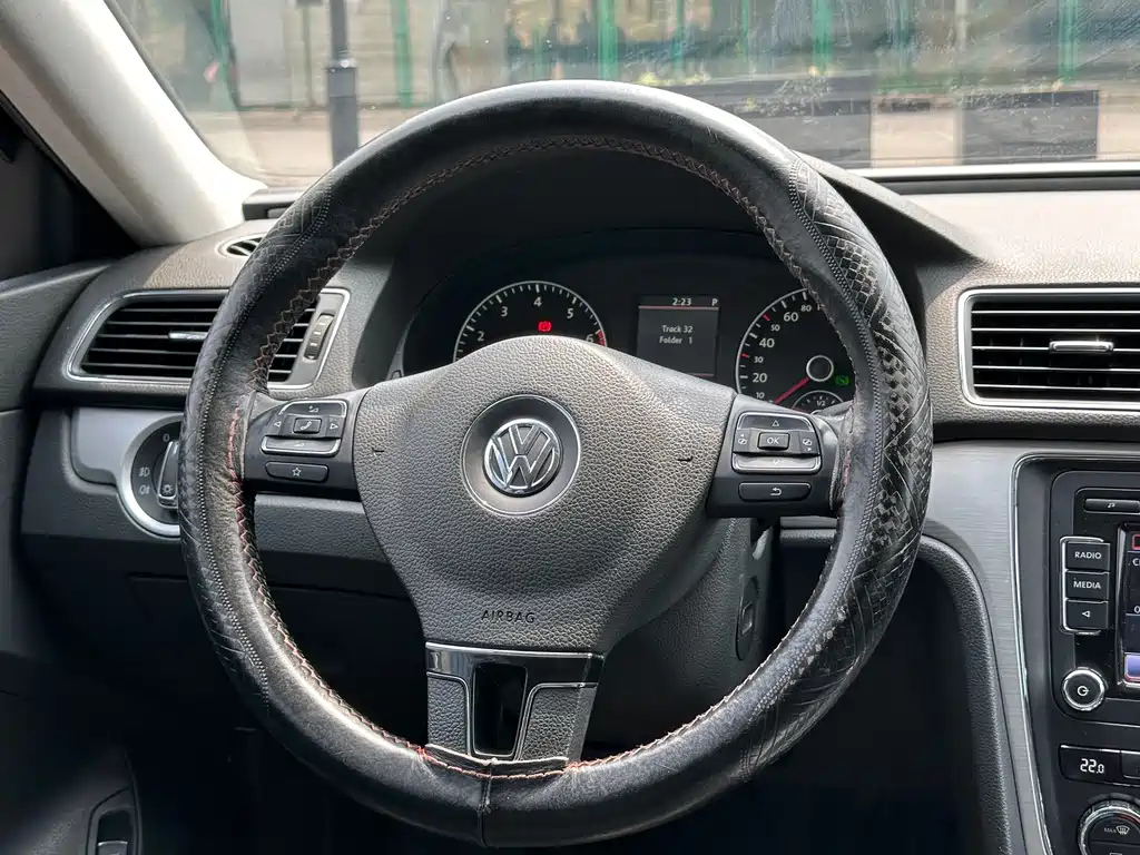VOLKSWAGEN PASSAT 2013