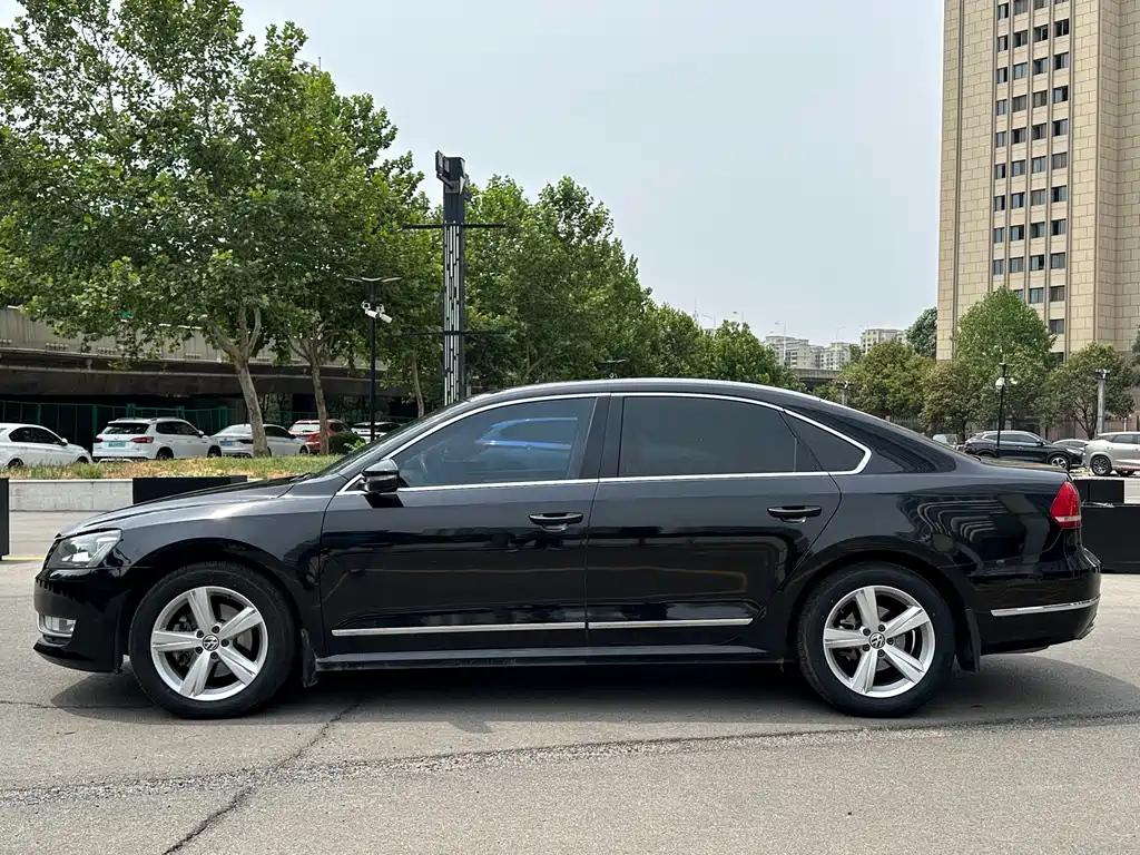 VOLKSWAGEN PASSAT 2013
