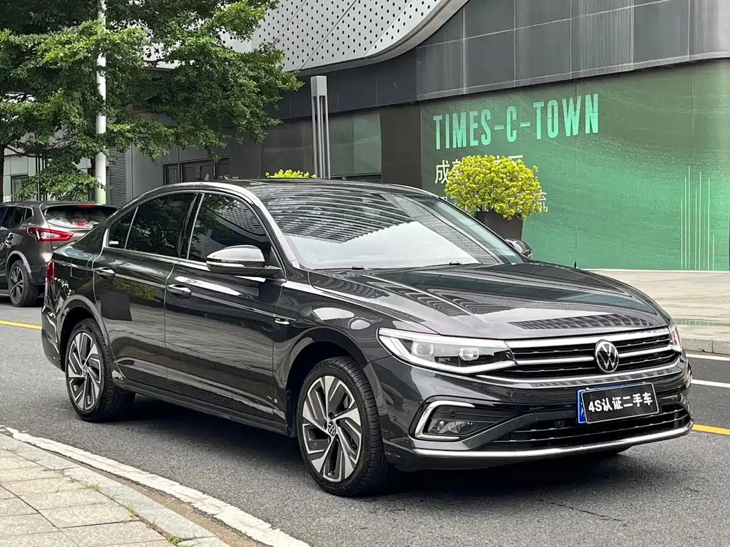 VOLKSWAGEN BORA 2023
