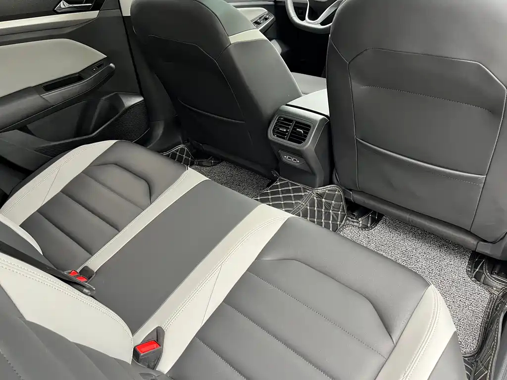 VOLKSWAGEN BORA 2023