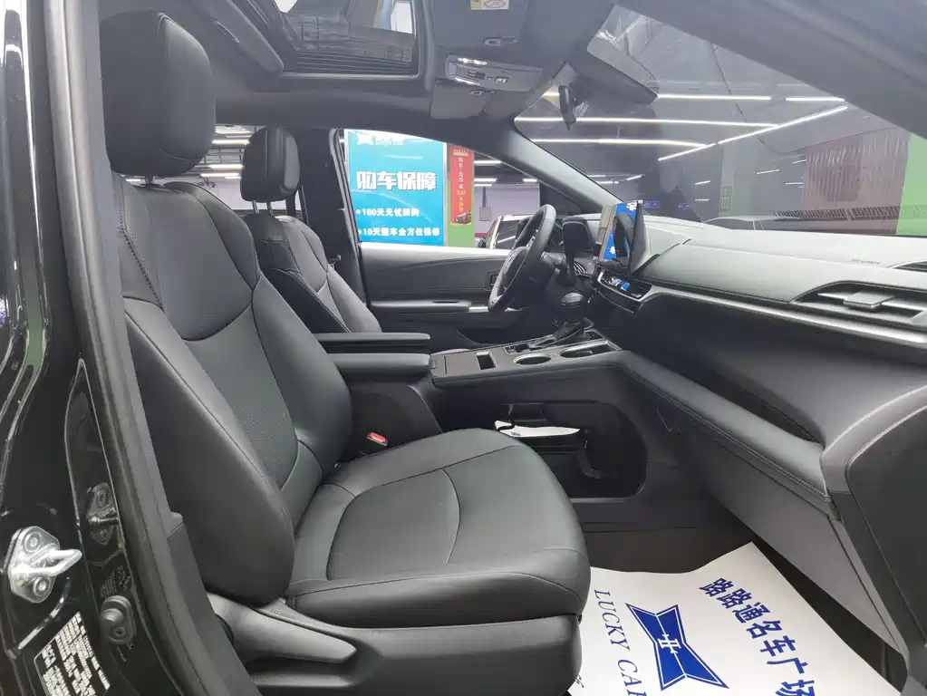 TOYOTA GRANVIA 2024