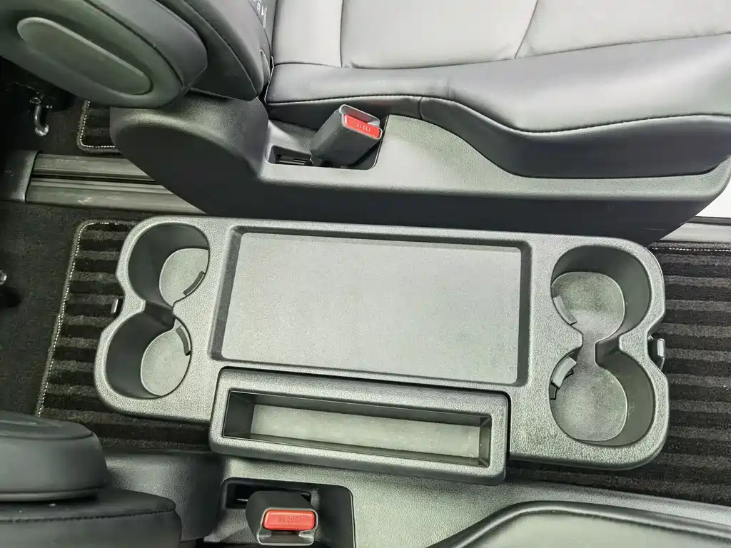 TOYOTA GRANVIA 2024
