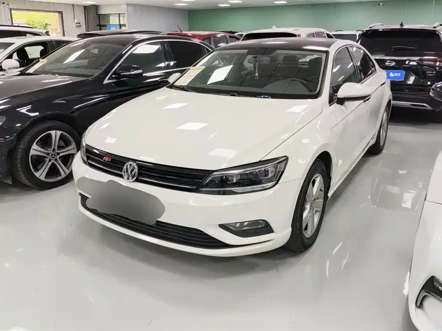 VOLKSWAGEN LAMANDO 2015