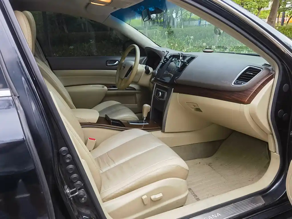 NISSAN TEANA 2010