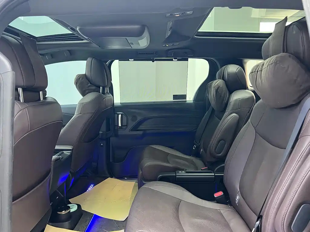 TOYOTA GRANVIA 2023