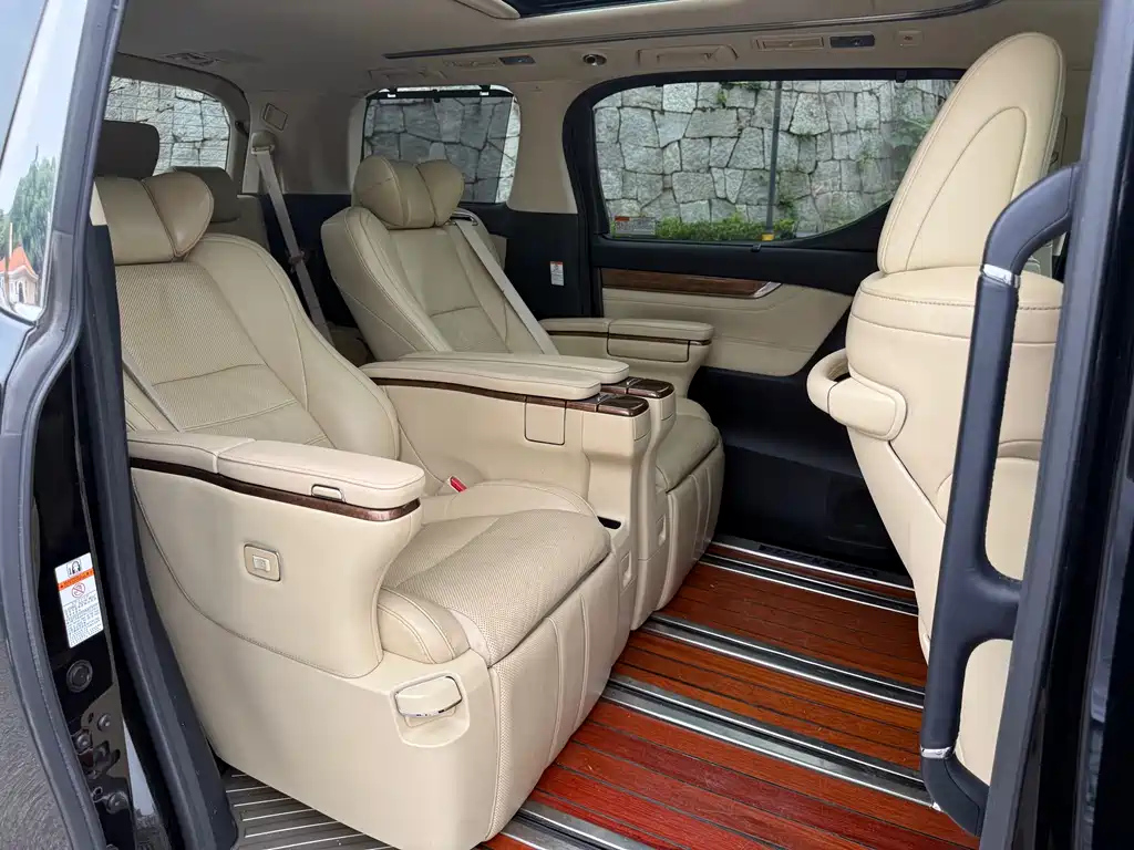 TOYOTA ALPHARD 2015