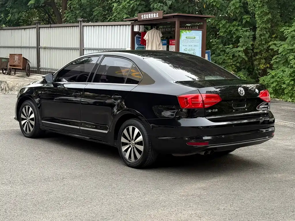 VOLKSWAGEN SAGITAR 2015