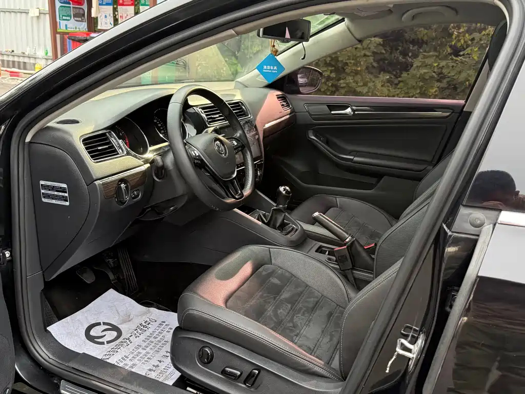 VOLKSWAGEN SAGITAR 2015