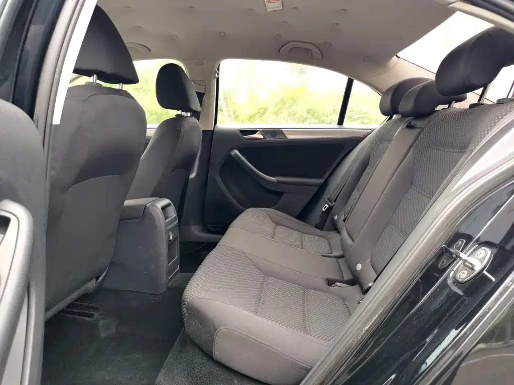 VOLKSWAGEN SAGITAR 2012