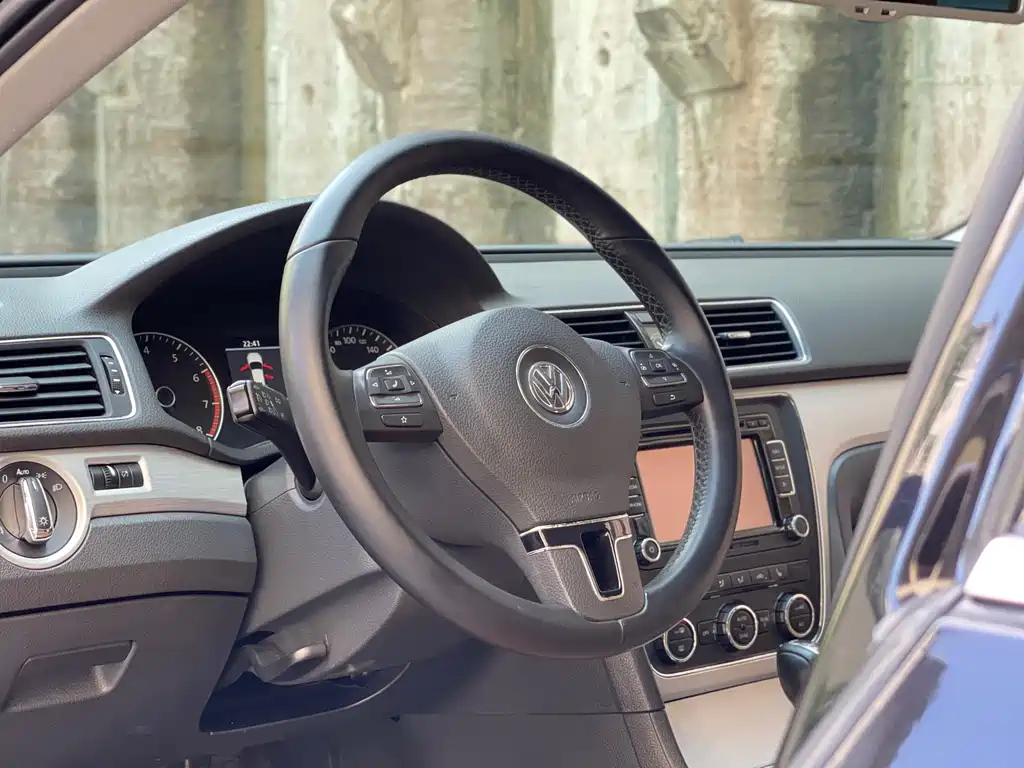 VOLKSWAGEN PASSAT 2014