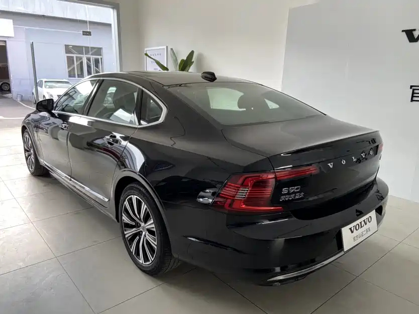 VOLVO S90 2023