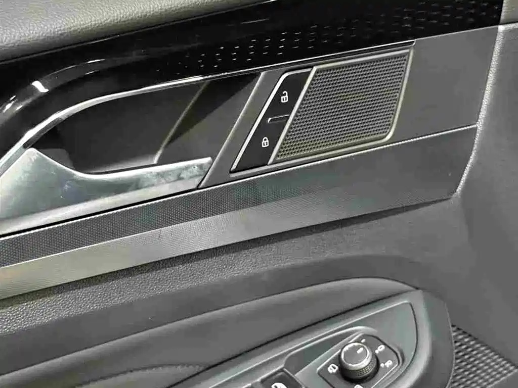 VOLKSWAGEN PASSAT 2023