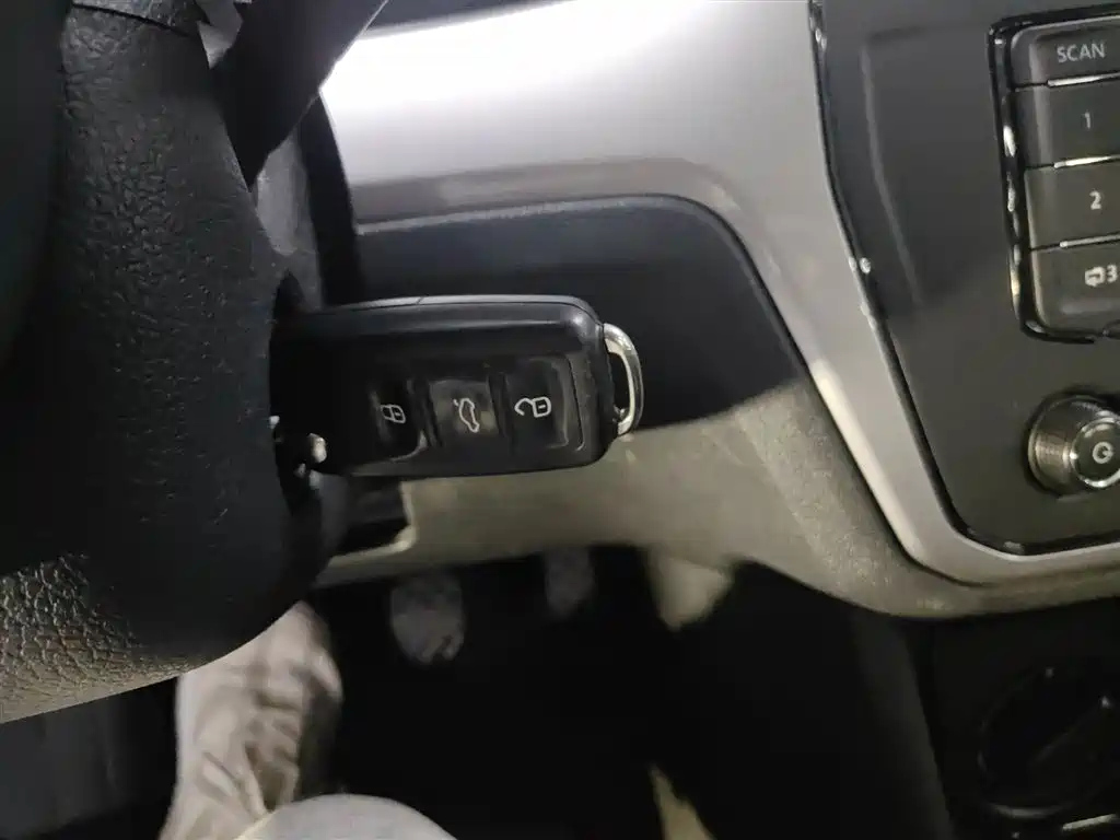 VOLKSWAGEN LAVIDA 2015