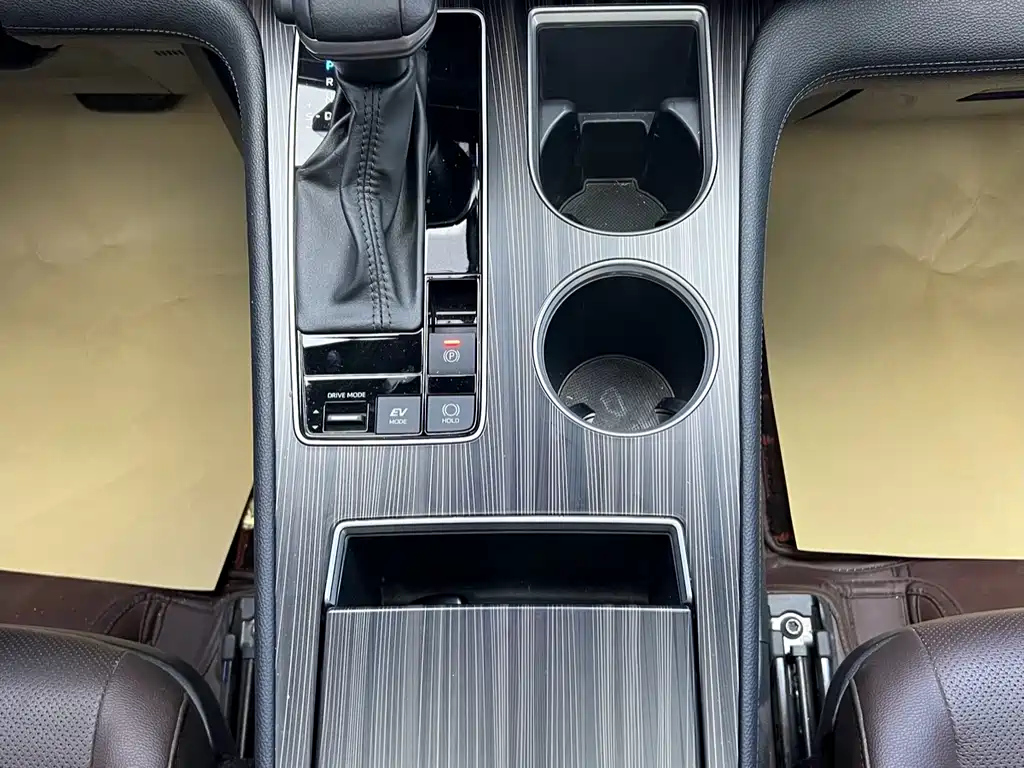 TOYOTA GRANVIA 2023