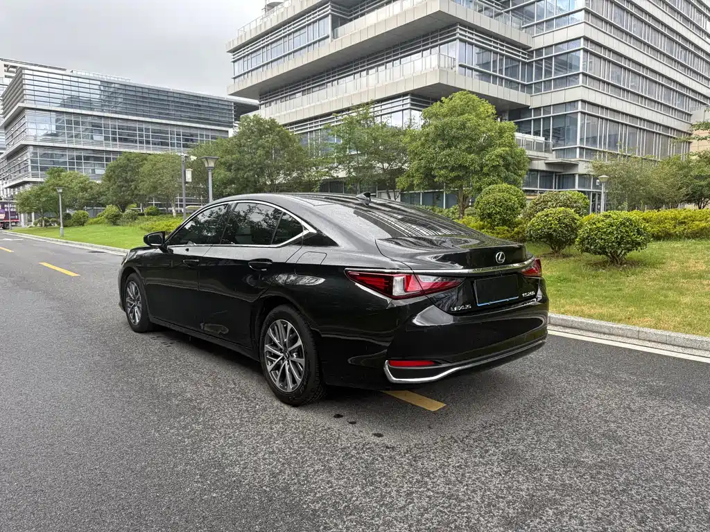 LEXUS ES 2023
