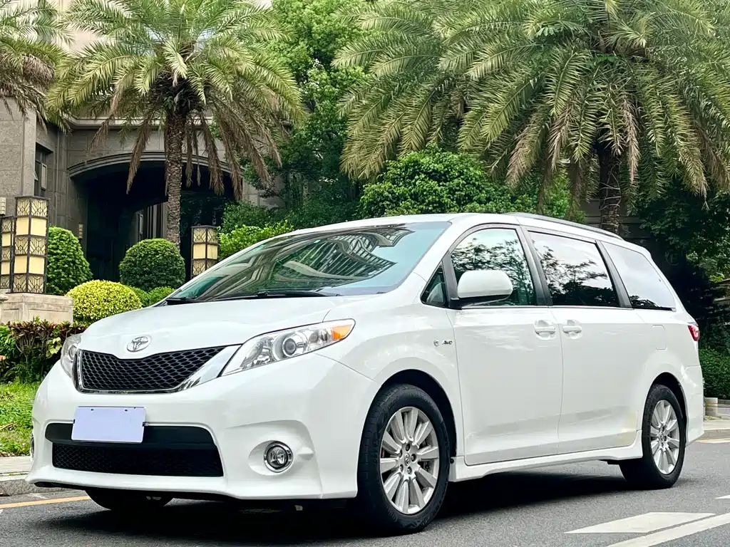 TOYOTA SIENNA 2015