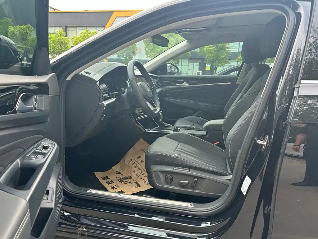 VOLKSWAGEN PASSAT 2024