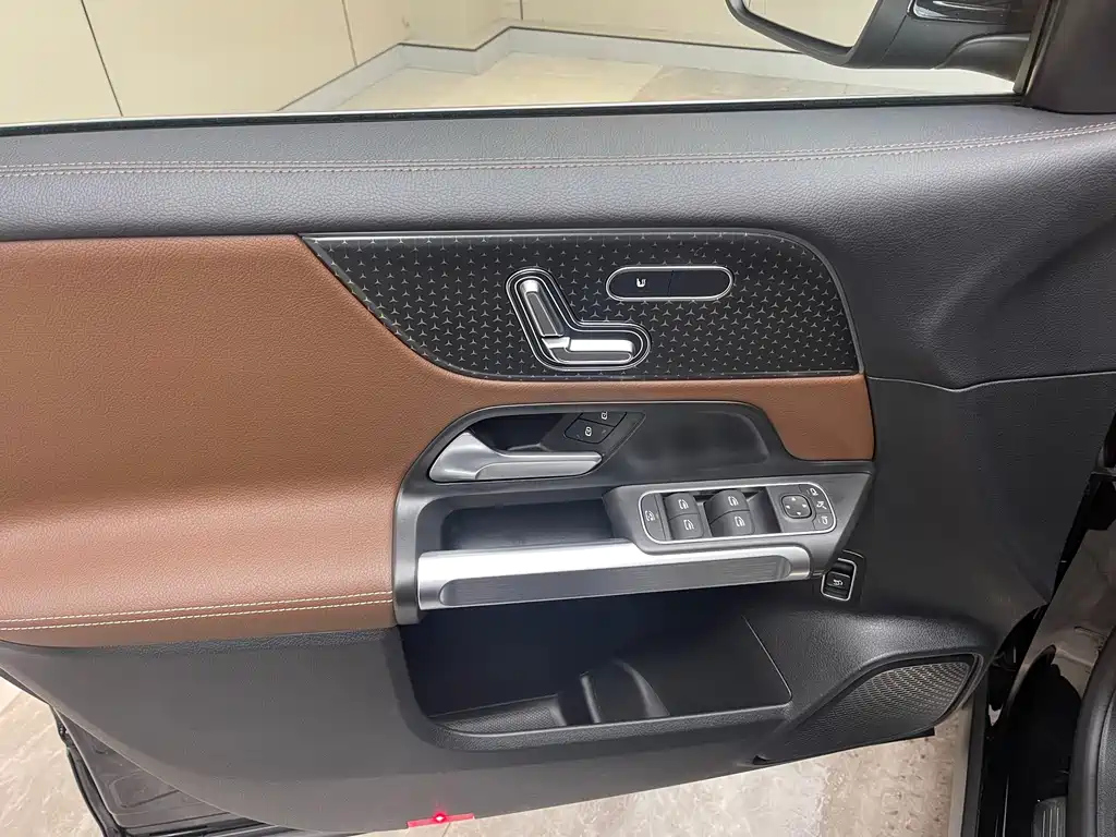 MERCEDES BENZ GLB 2024