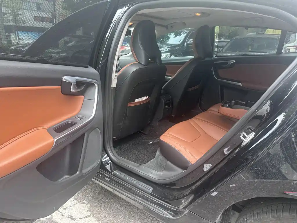 VOLVO S60 2015