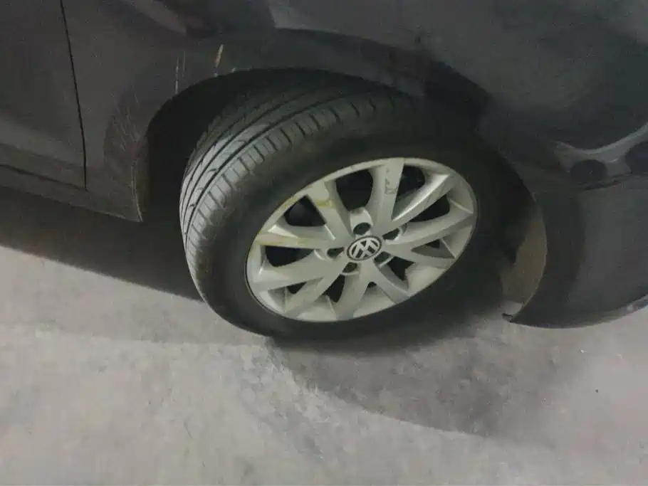 VOLKSWAGEN SAGITAR 2012