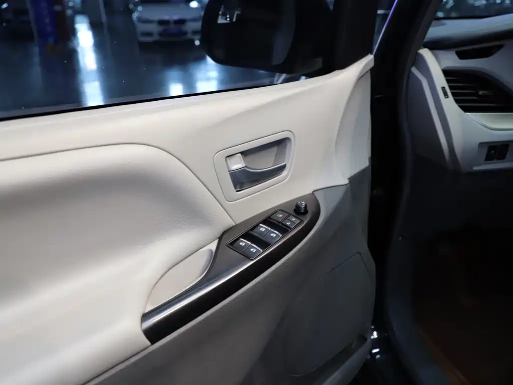 TOYOTA SIENNA 2018
