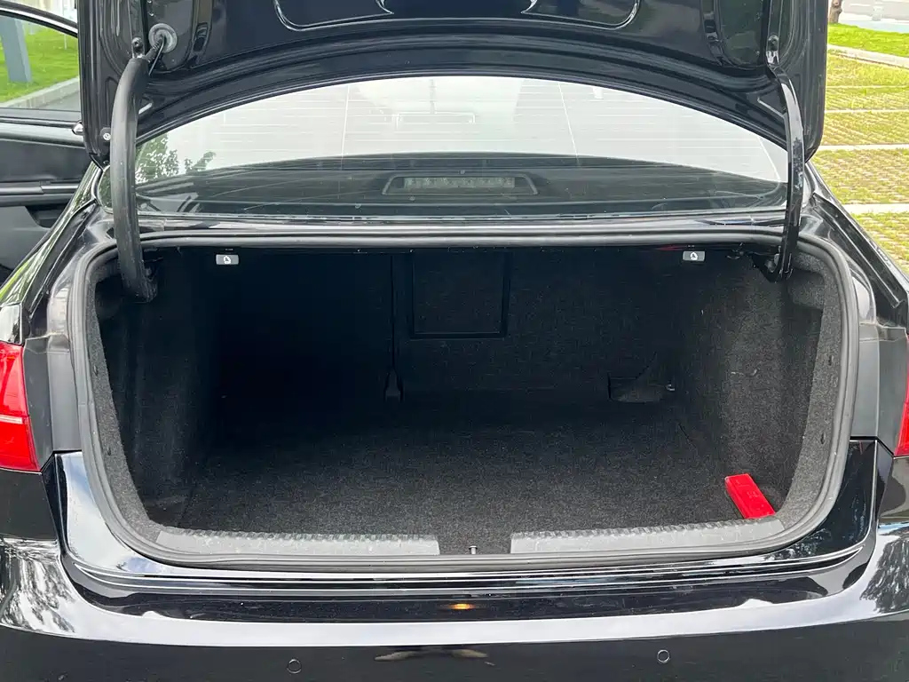 VOLKSWAGEN SAGITAR 2015