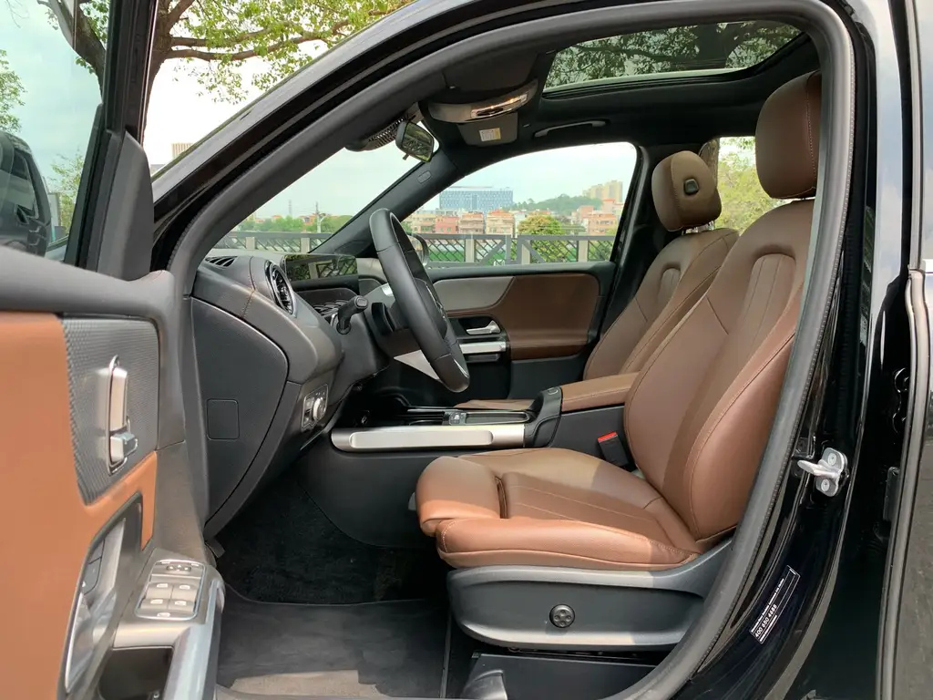 MERCEDES BENZ GLB 2024