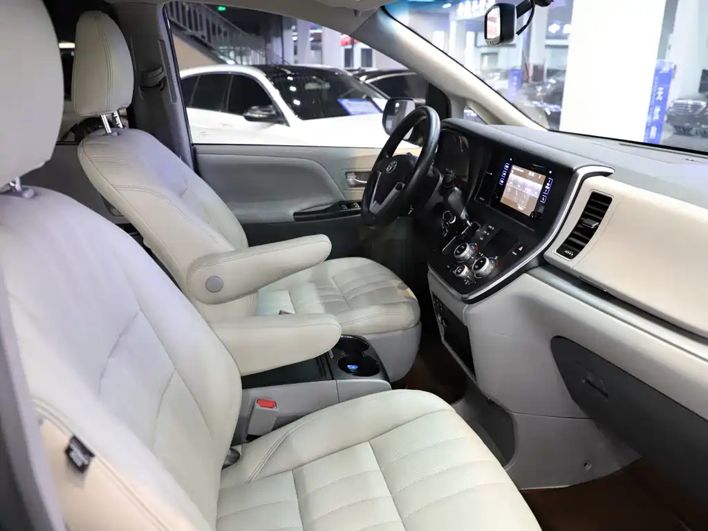 TOYOTA SIENNA 2018