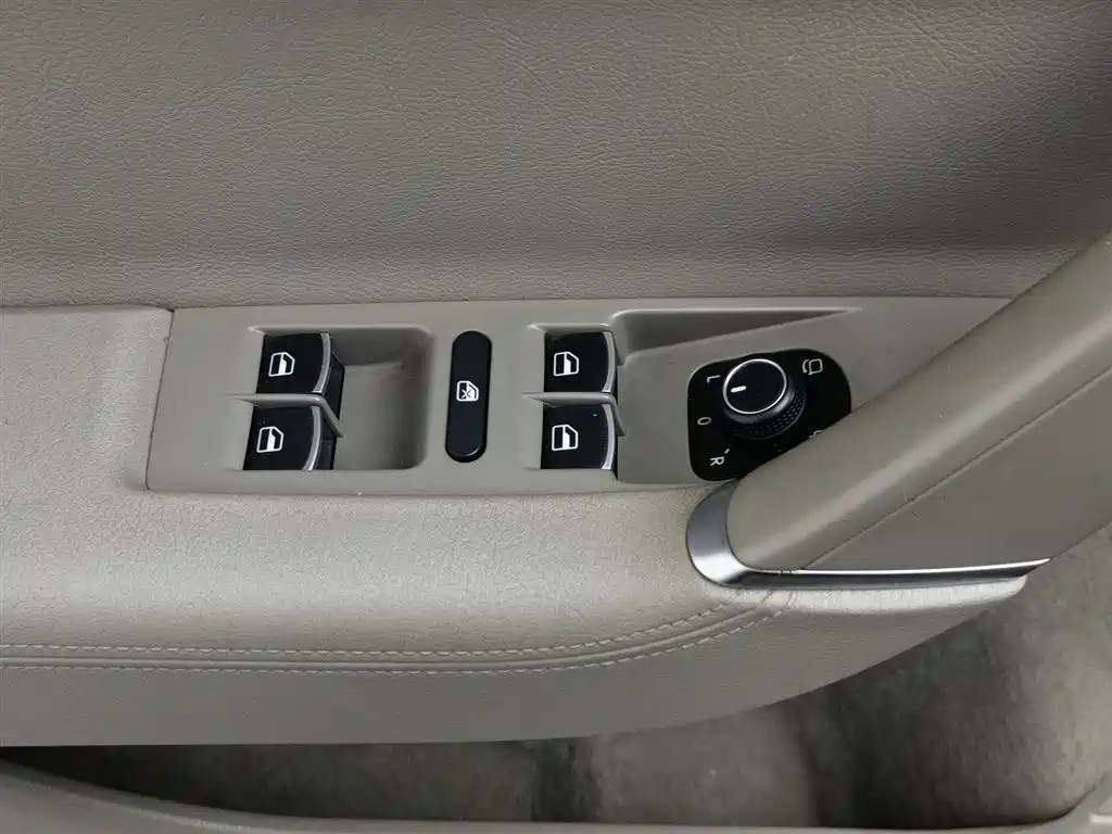 VOLKSWAGEN MAGOTAN 2015