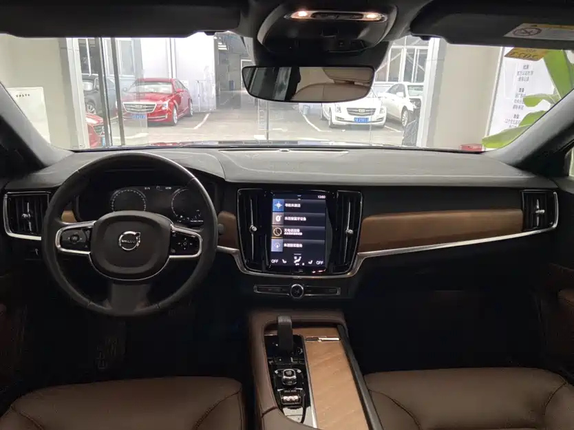VOLVO S90 2023