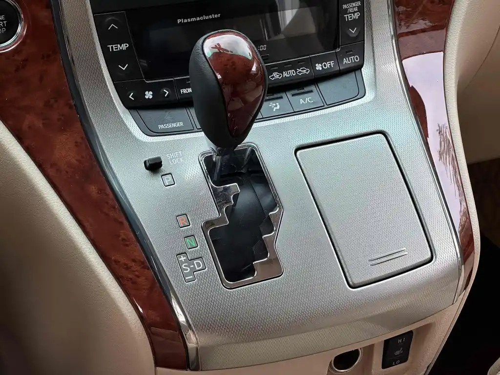 TOYOTA ALPHARD 2011
