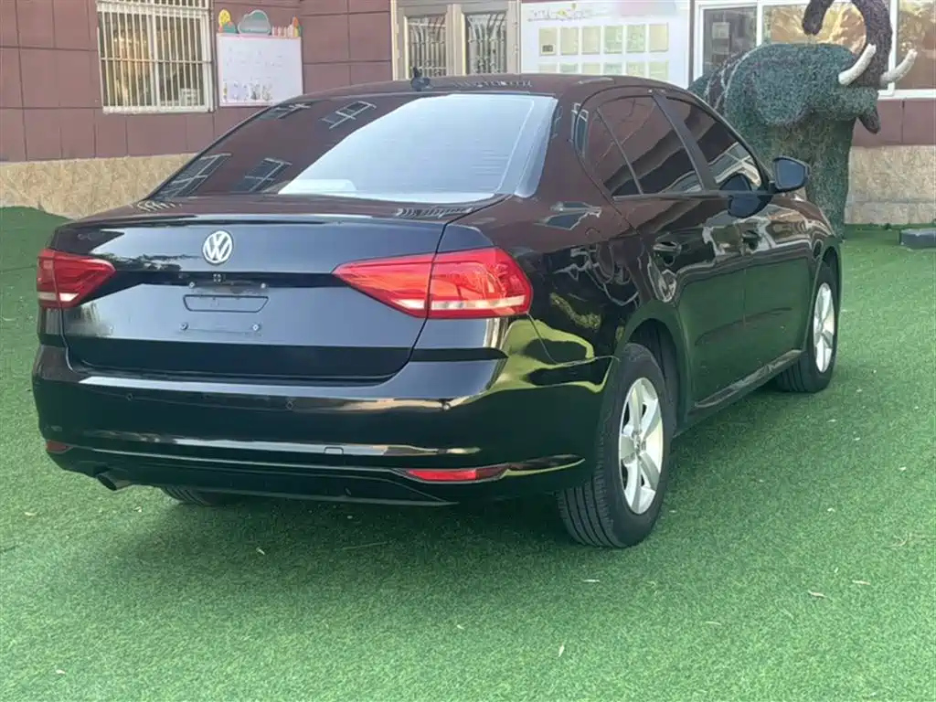 VOLKSWAGEN LAVIDA 2015