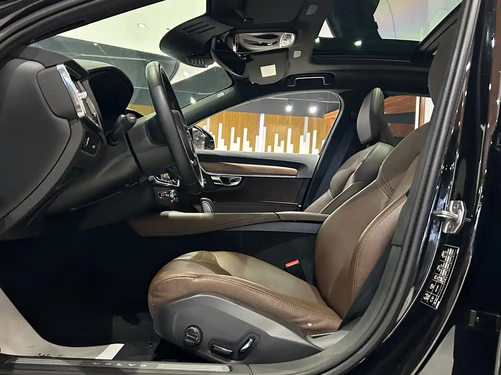 VOLVO S90 2021
