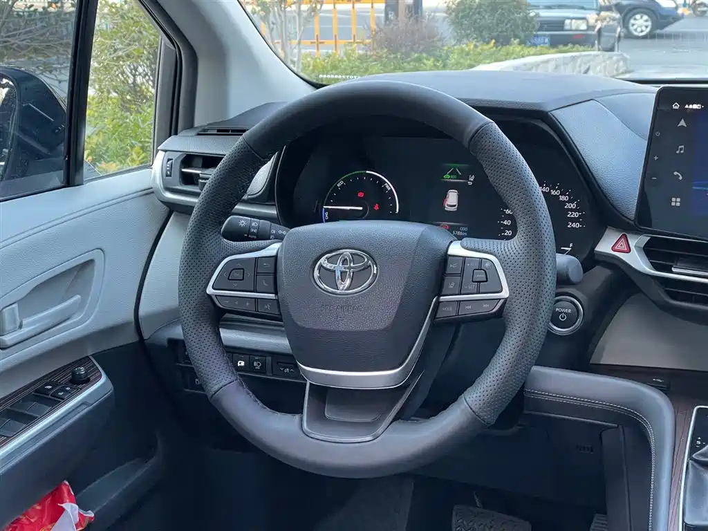 TOYOTA GRANVIA 2024